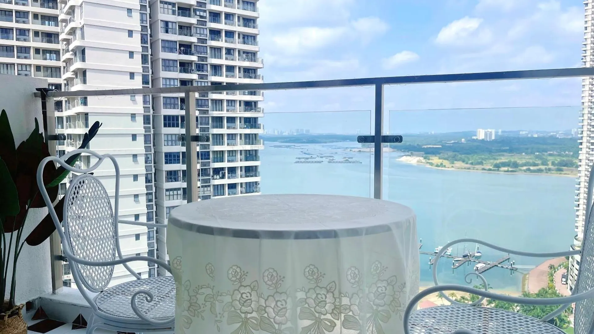Romantic Seaview & Piano Stay In Johor Bahru 15 Mins Drive To Legoland